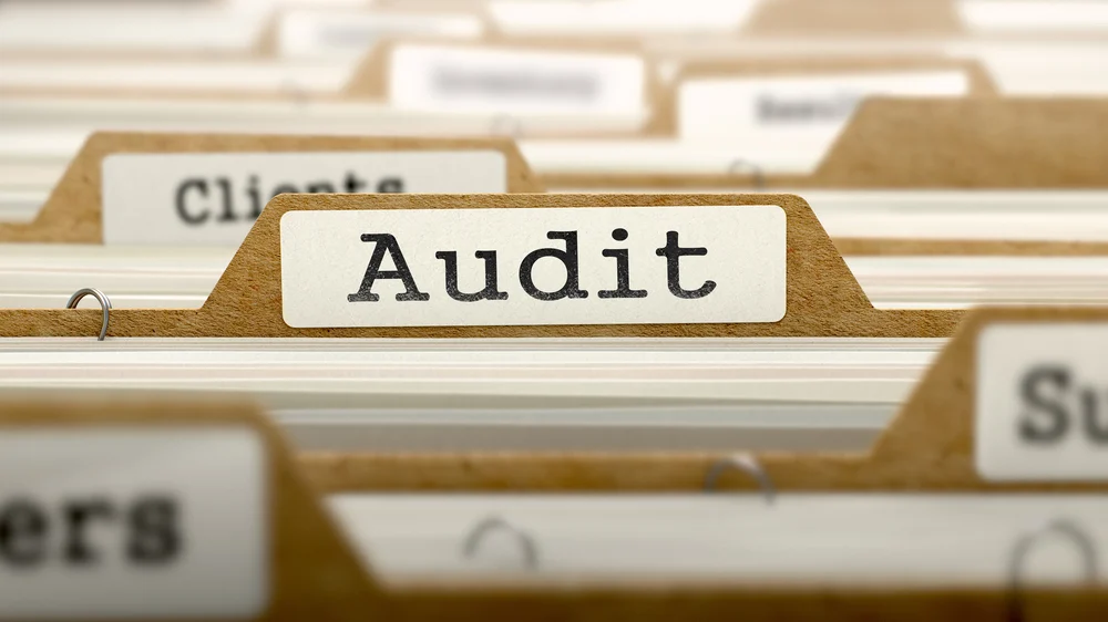 carpeta con etiqueta de texto "audit"