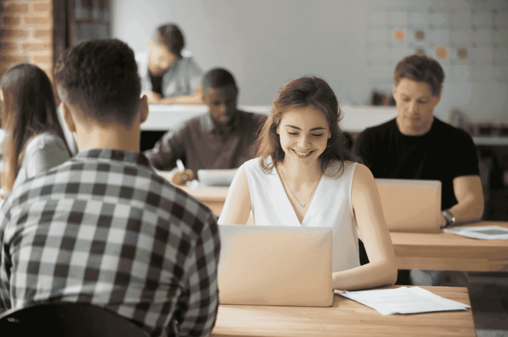 estudante universitária estudando no computador