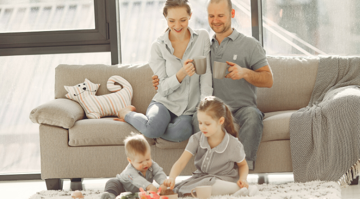 família de quatro pessoas desfrutando na sala de estar