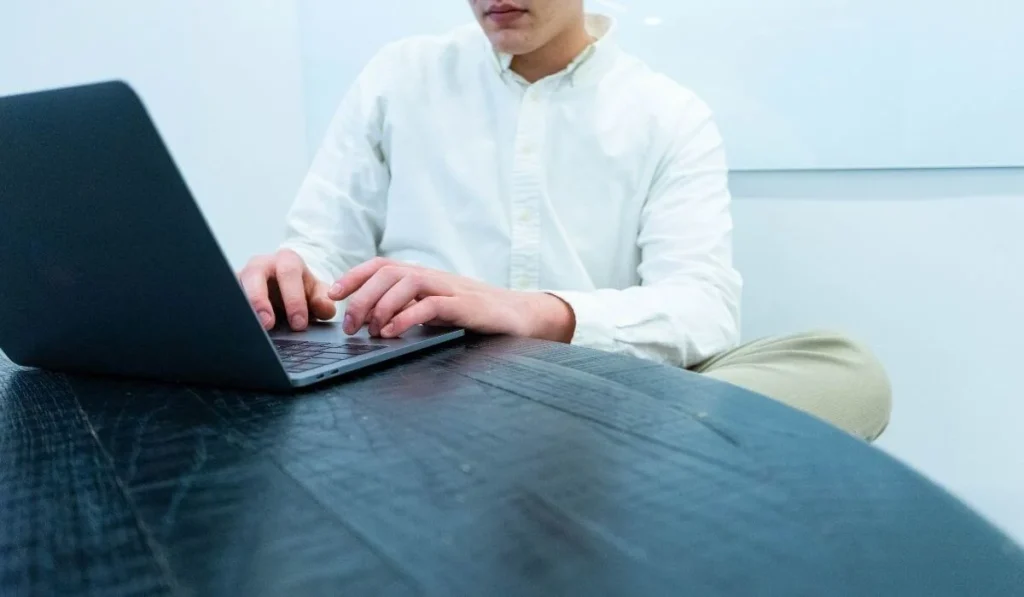 persona escribiendo en teclado de computador