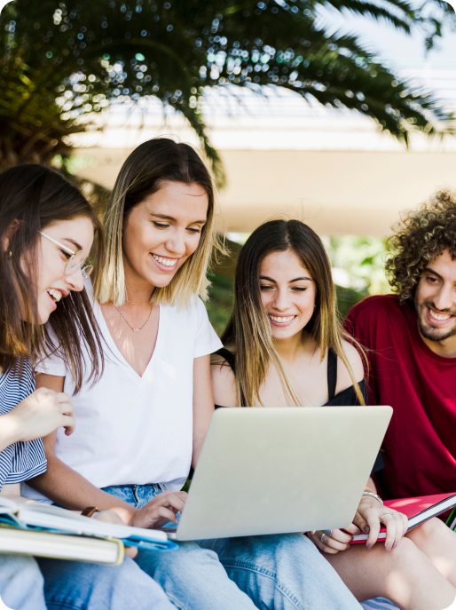 Estudantes universitários usando computador