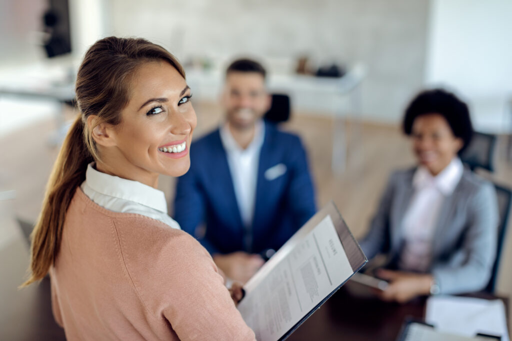 Mujer sonriendo en reunión de recursos humanos